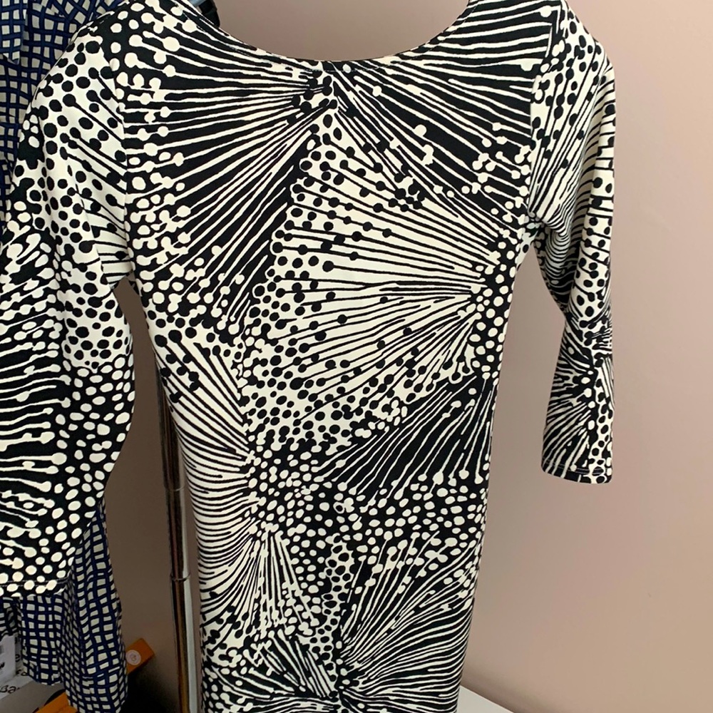 Fun evening or date dress! Lines accentuate curves. 3/4 length sleeve. Medium.